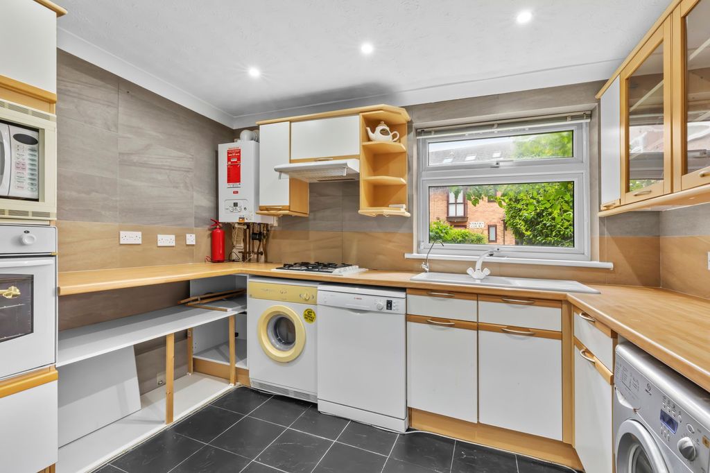 Additional image 4 of 3 bed flat for saleCressington Place, Bourne End SL8