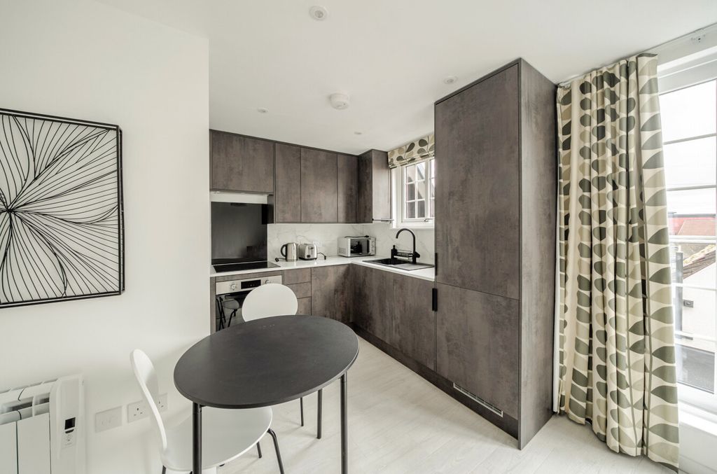 Property photo 3 of 8 1403792-6-697B967...