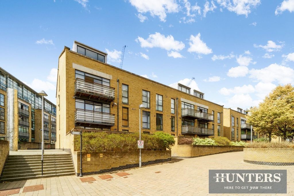 Property photo 1 of 9 4 Town Meadow - External..Jpg