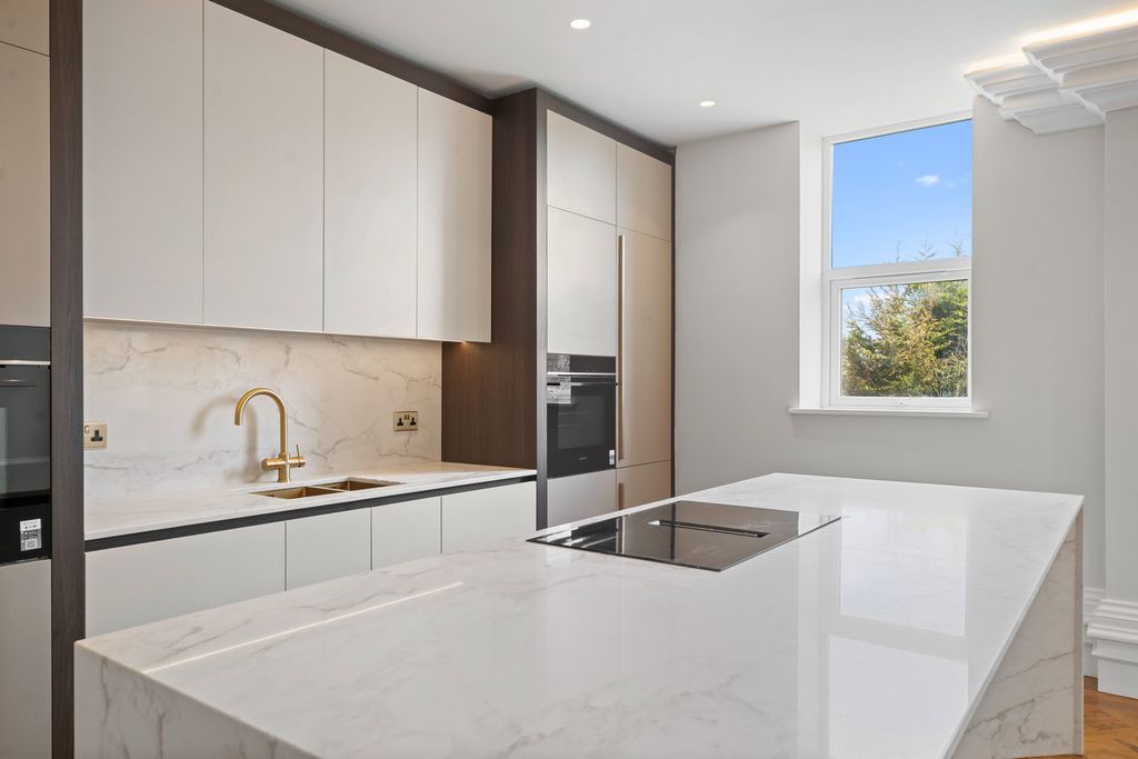 Property photo 2 of 40