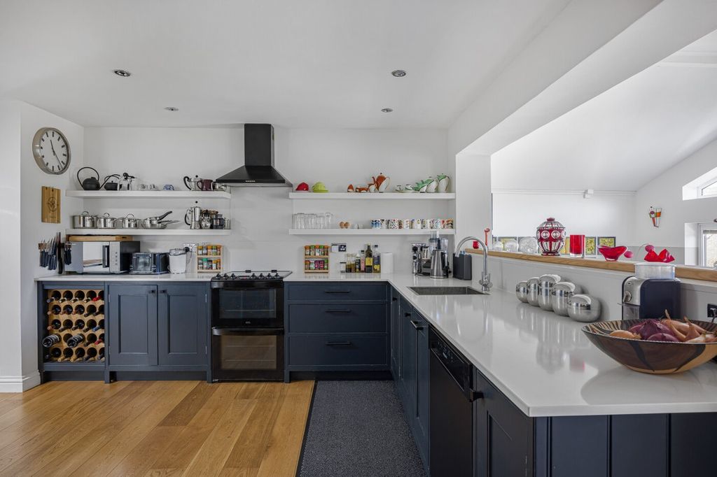 Property photo 3 of 28