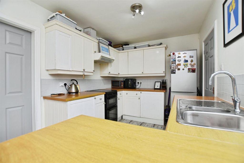 Property photo 3 of 18 Breakfast Kitchen