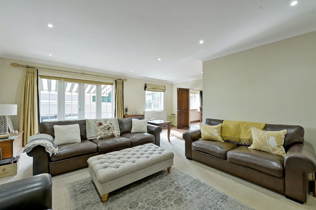 Property photo 2 of 12 Lounge