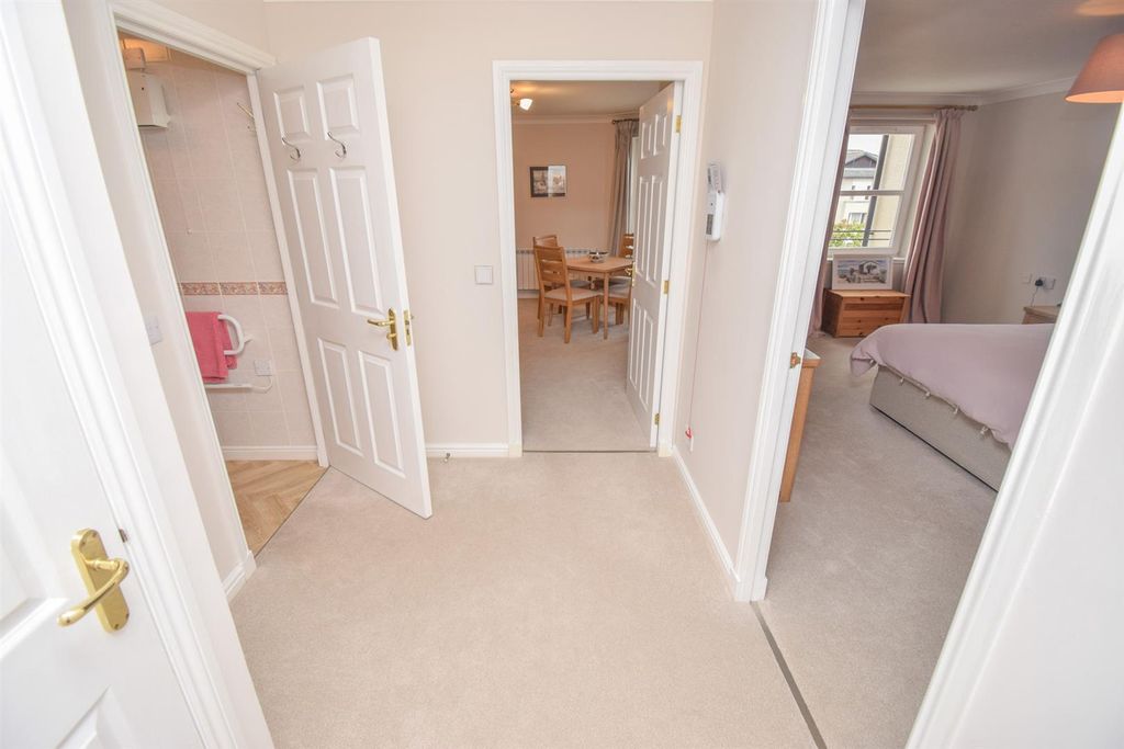 Property photo 2 of 13 Hallway