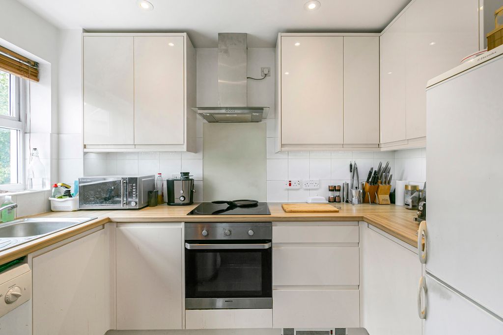 Property photo 3 of 11 Kitchen