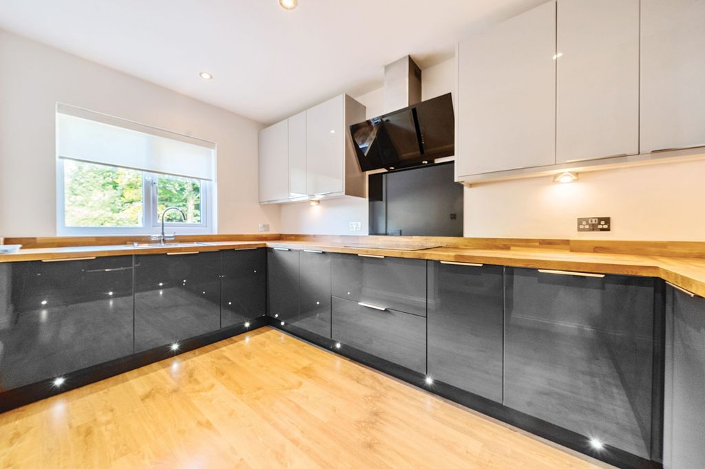 Property photo 2 of 11 Kitchen