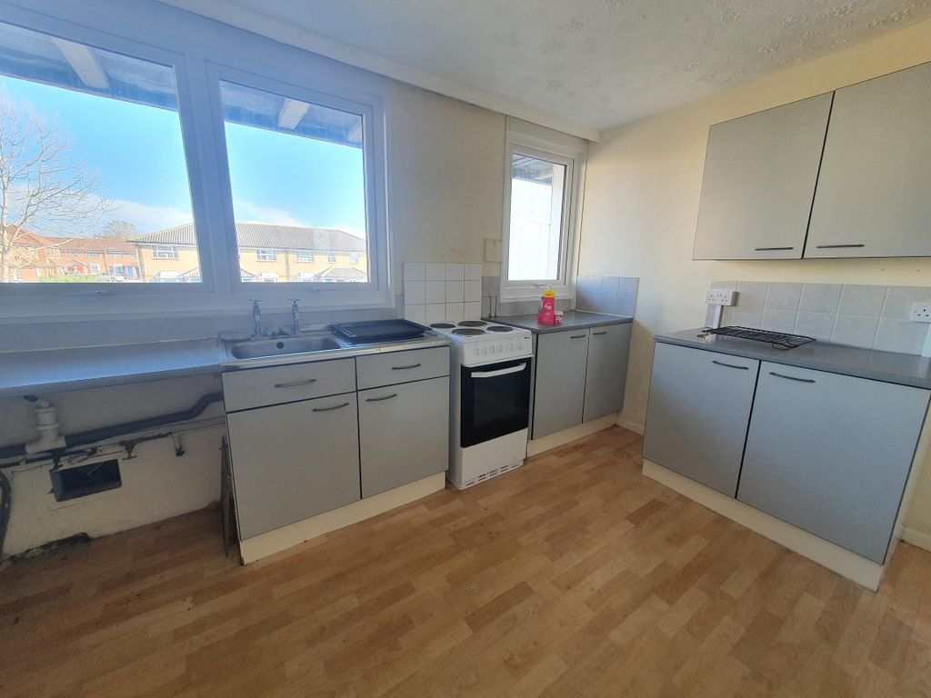 Property photo 3 of 9 Kitchen