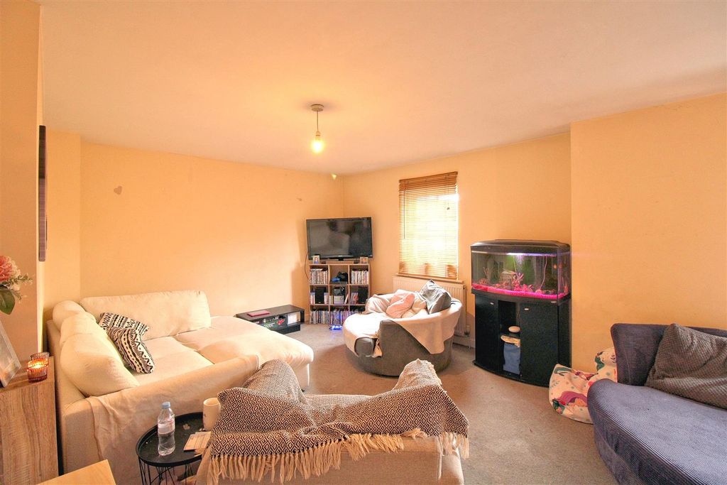 Property photo 2 of 13 Lounge