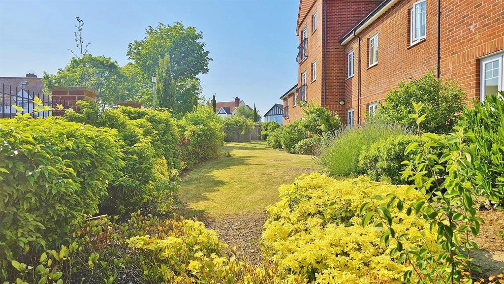 Additional image 9 of 2 bed property for saleVictoria Gardens, Hadleigh Road, Frinton-On-Sea CO13