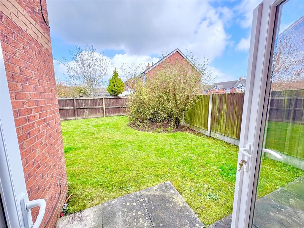 Property photo 3 of 9 Communal Gardens.Jpg