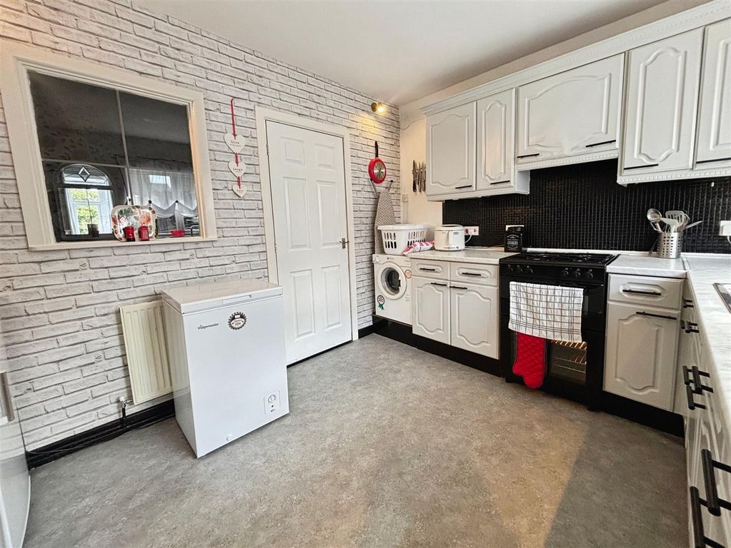 Property photo 3 of 18 Kitchen
