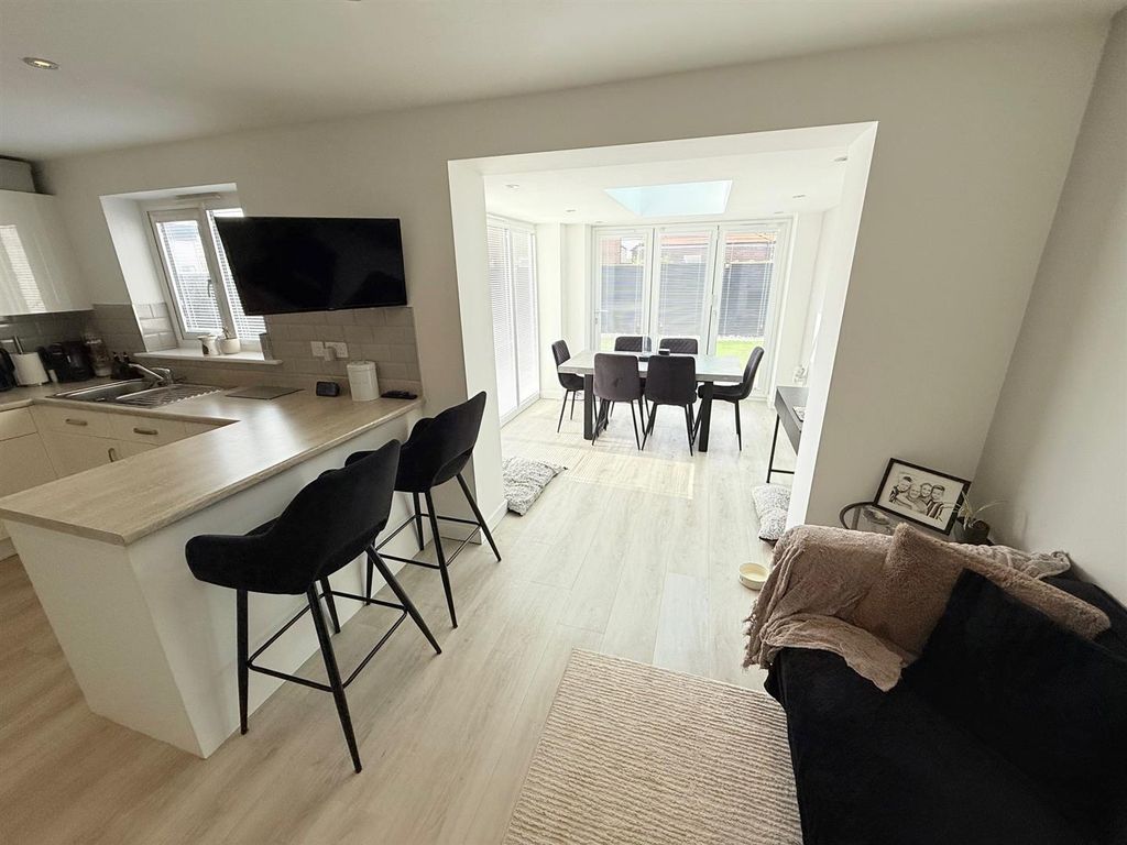 Property photo 2 of 23 Kitchen/Breakfast Room