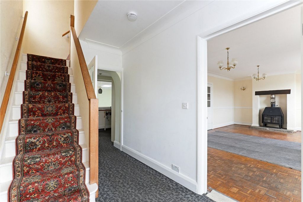 Property photo 3 of 20 Entrance Hall