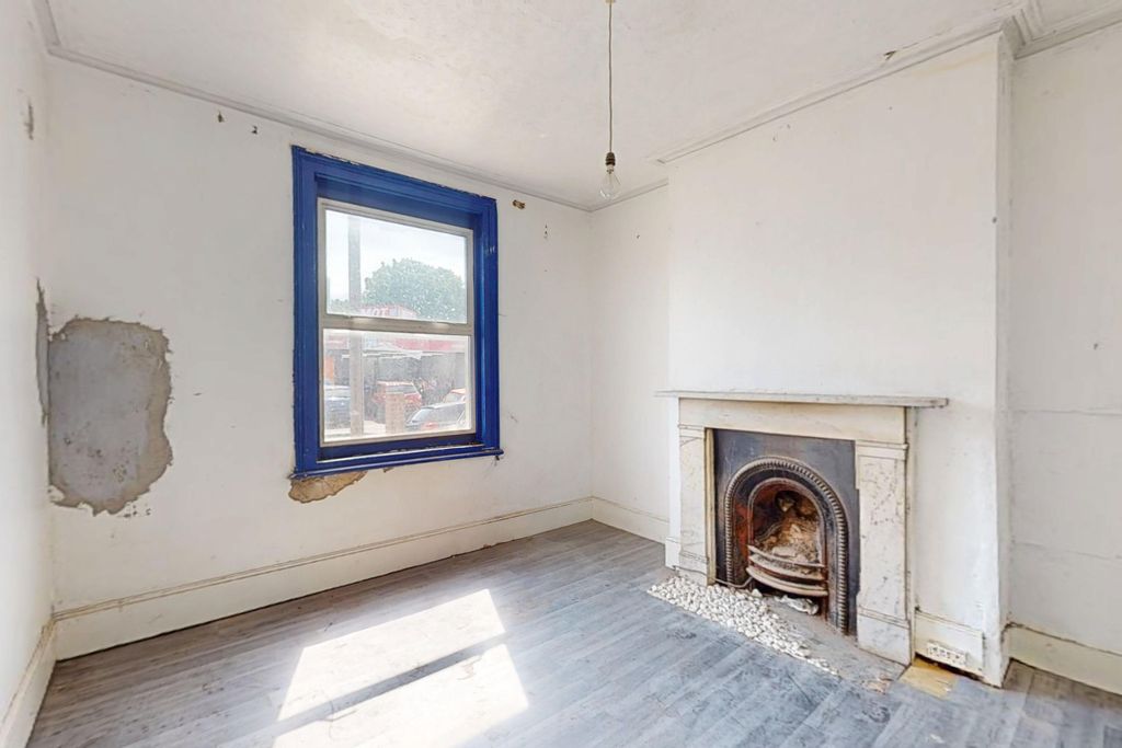 Property photo 2 of 13 193 Whitehorse Road, Croydon, Surrey, Cr0 2Lb