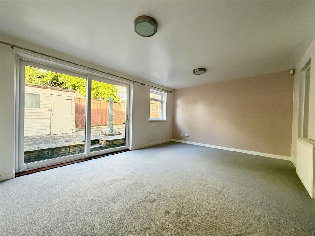 Property photo 2 of 16 Lounge