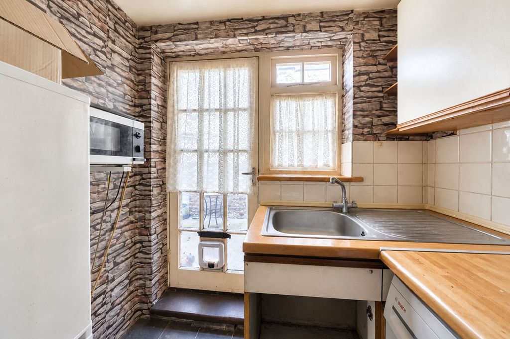 Property photo 3 of 12 Kitchen