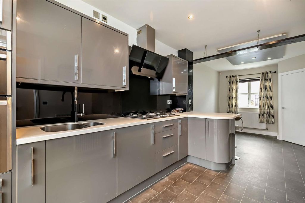 Property photo 3 of 12 8665574-Interior15-800.Jpg