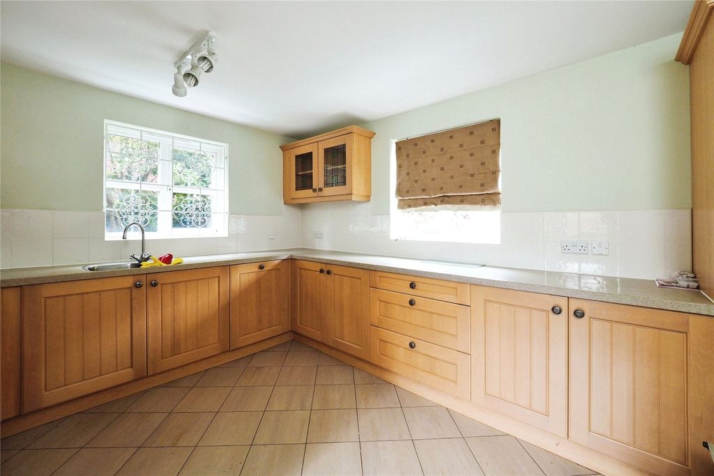 Property photo 3 of 17 Fitted Kitchen