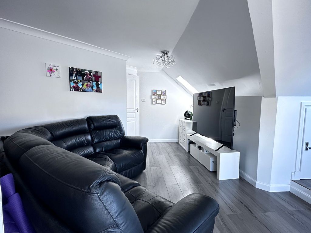 Property photo 2 of 25