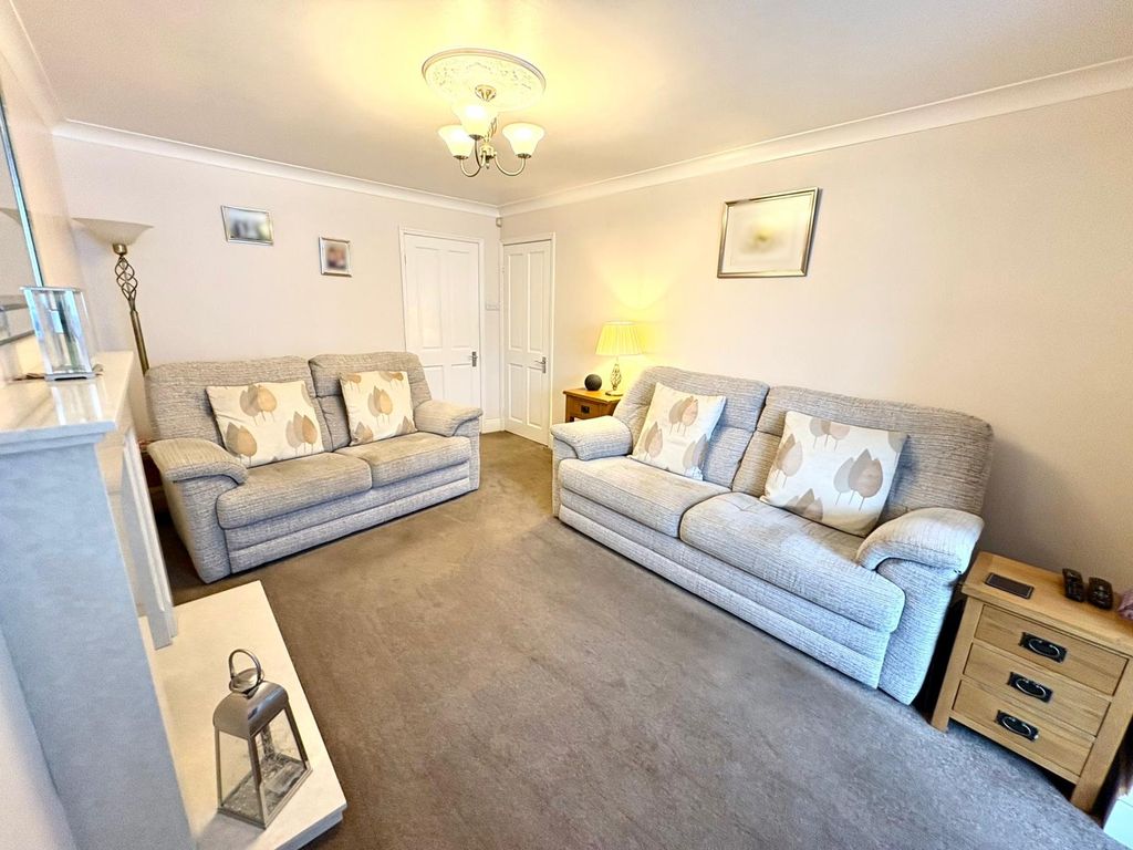 Property photo 3 of 21 Lounge