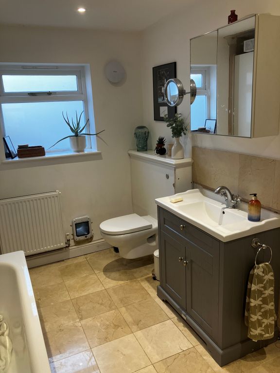 Property photo 1 of 8 Bathroom
