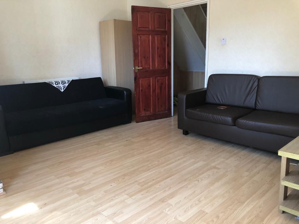 Property photo 3 of 6 d9325391-638A-4d6F-80Ed-4969c3Eef3d1