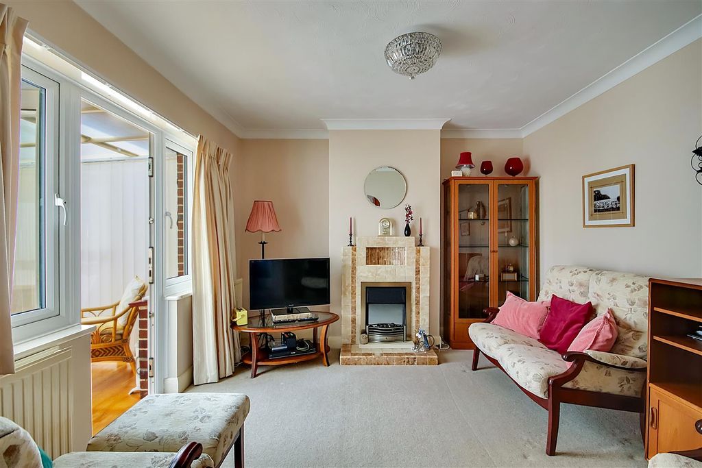 Property photo 3 of 16 Lounge