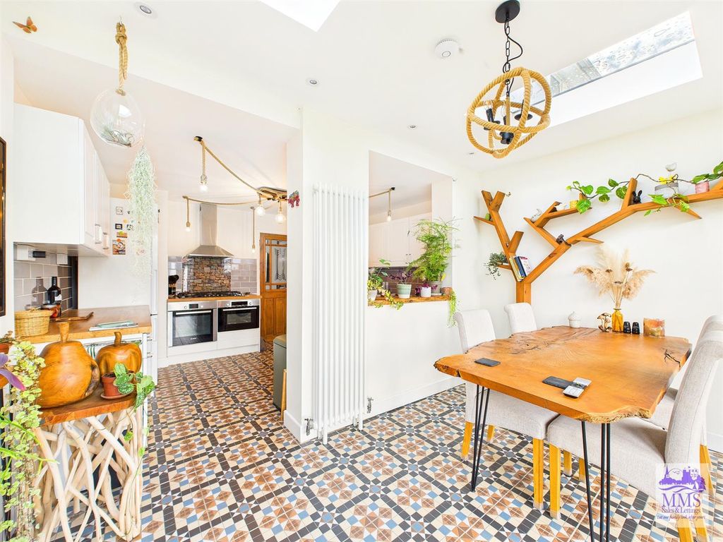 Property photo 2 of 22 Cam04098G0-Pr0092-Still010.Jpg