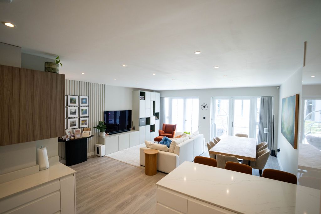 Property photo 1 of 19 3 Bed Flat For Sale Finchley Lane, London Nw4