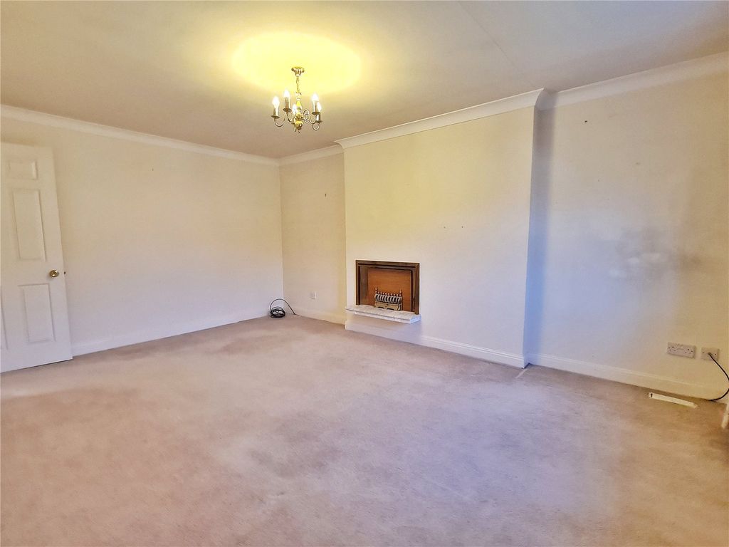 Property photo 3 of 16 Lounge