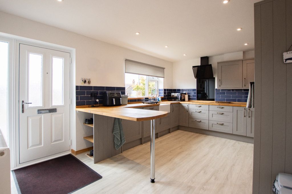 Property photo 2 of 14 5363442