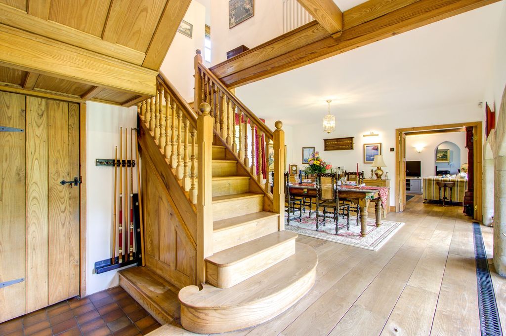 Property photo 3 of 44 Entrance Hall