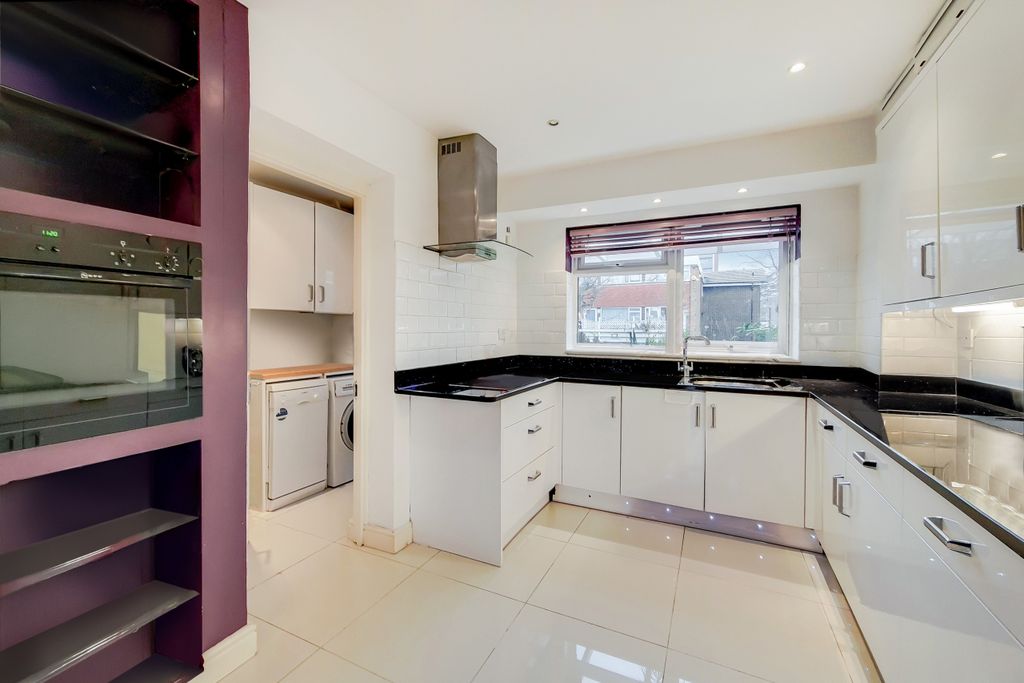 Property photo 3 of 17 Kitchen