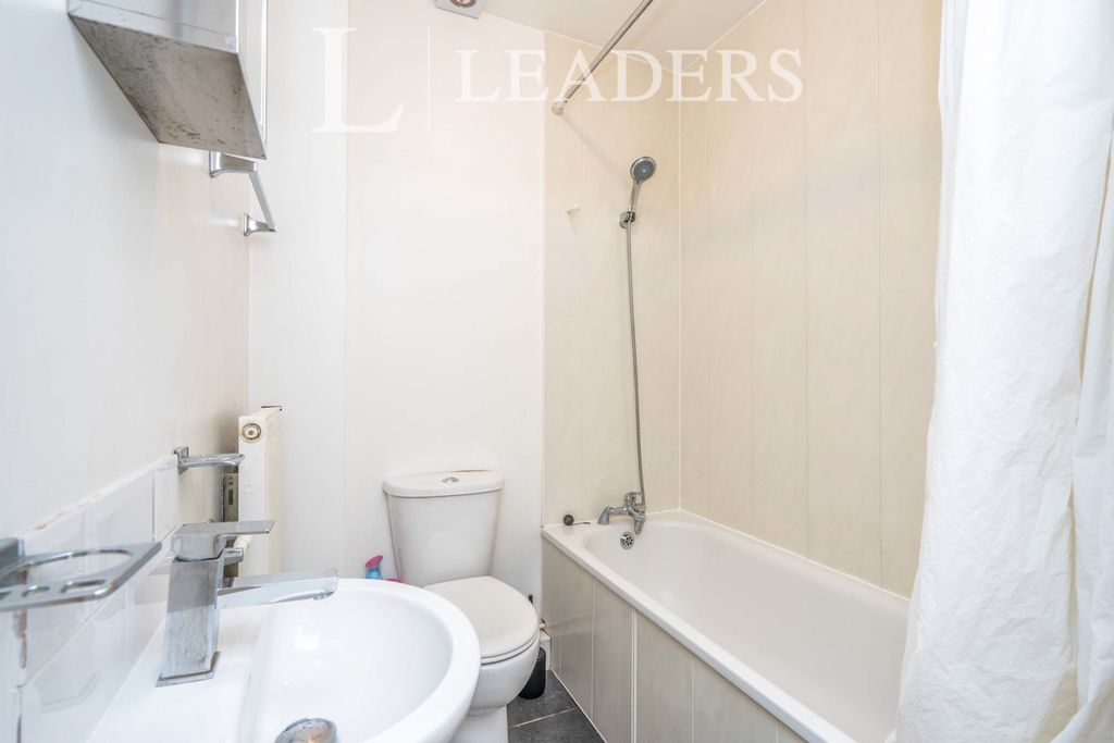 Property photo 2 of 9 Bathroom