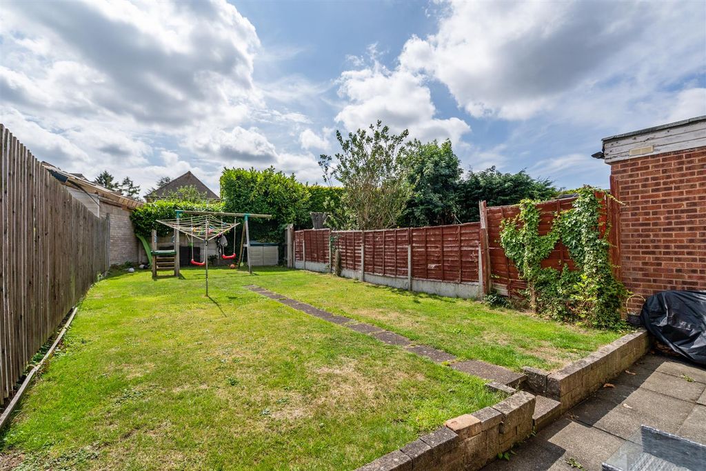 Property photo 2 of 11 39 Lighthorne Road_6.Jpg