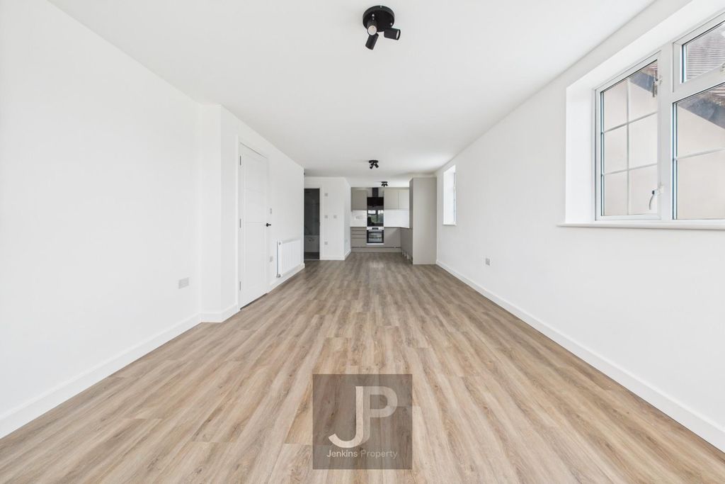 Property photo 3 of 10 Cam01632G0-Pr0203-Still038.Jpg