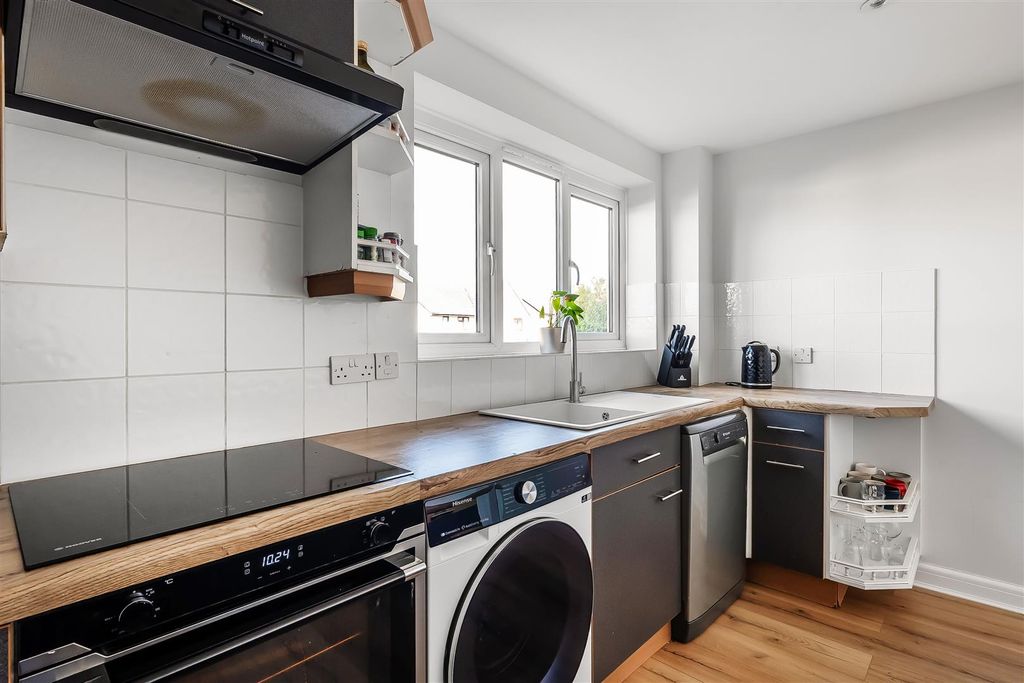 Property photo 3 of 25 9-Crowhurst-Mead-20.Jpg