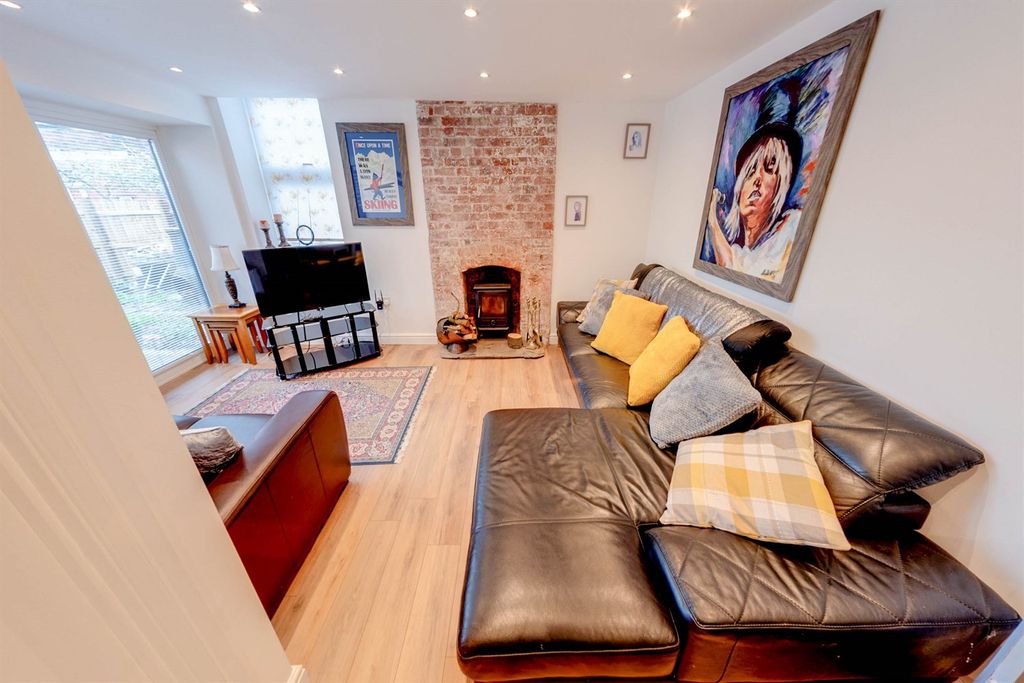 Property photo 3 of 17 Lounge