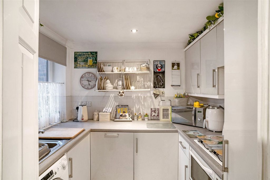 Property photo 3 of 11 Kitchen