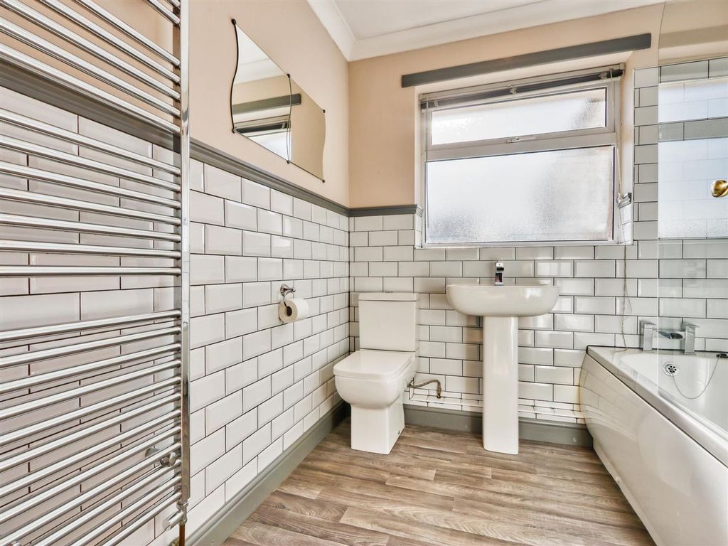 Property photo 3 of 19 Bathroom