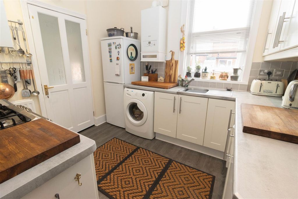 Property photo 3 of 12 Kitchen