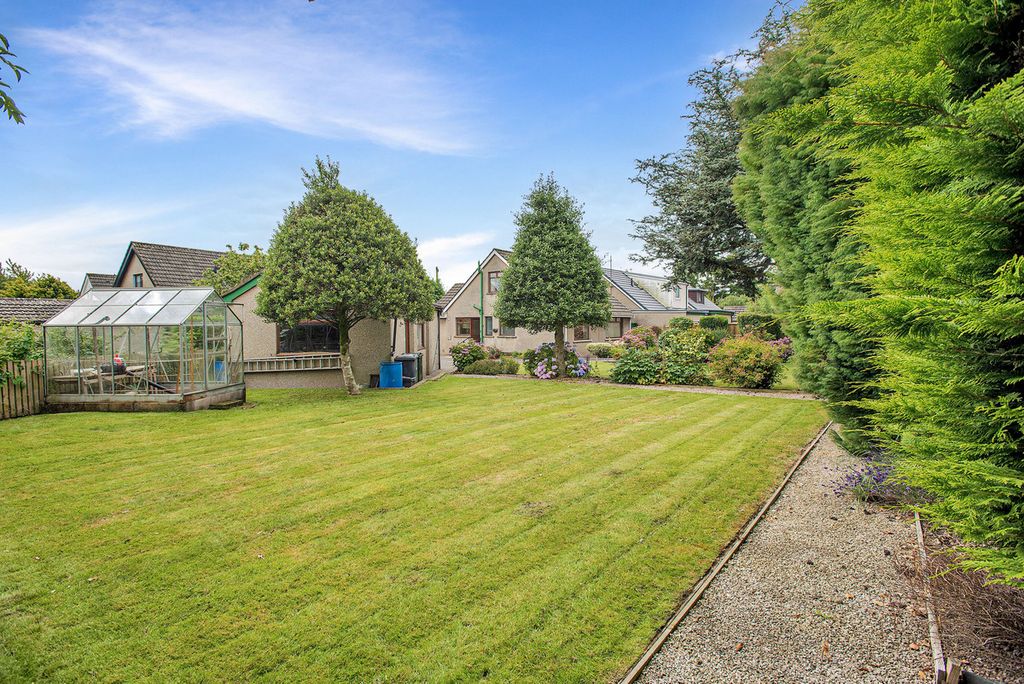 Property photo 2 of 28