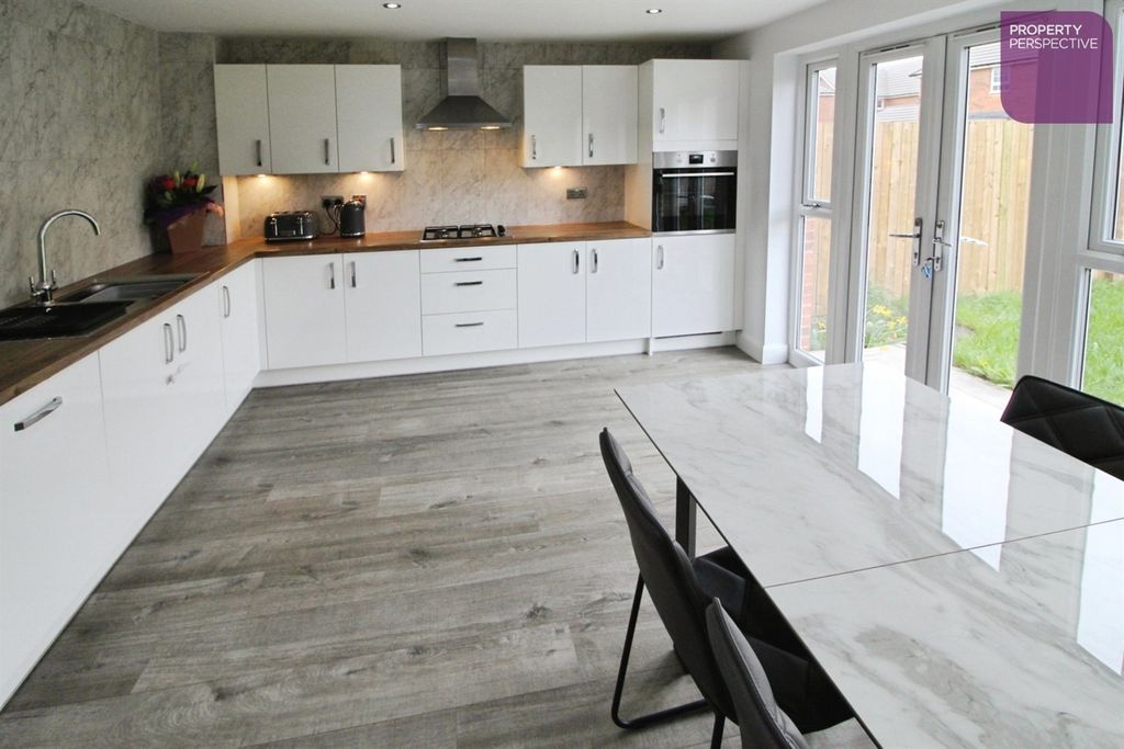Property photo 3 of 15 Kitchen