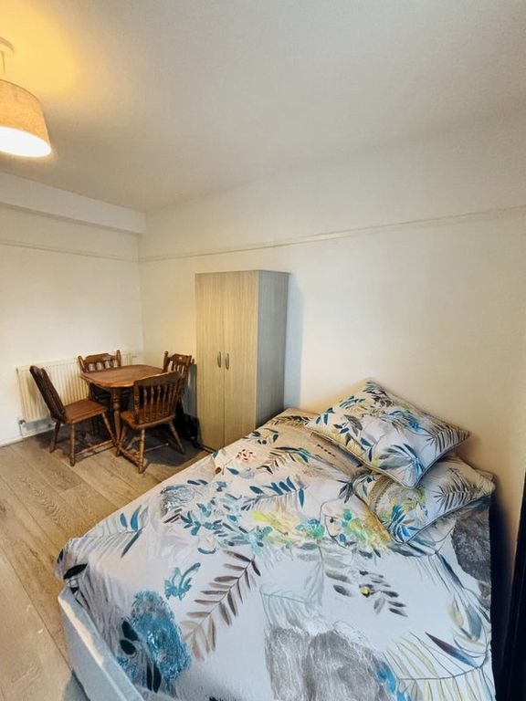 Property photo 2 of 17 £980