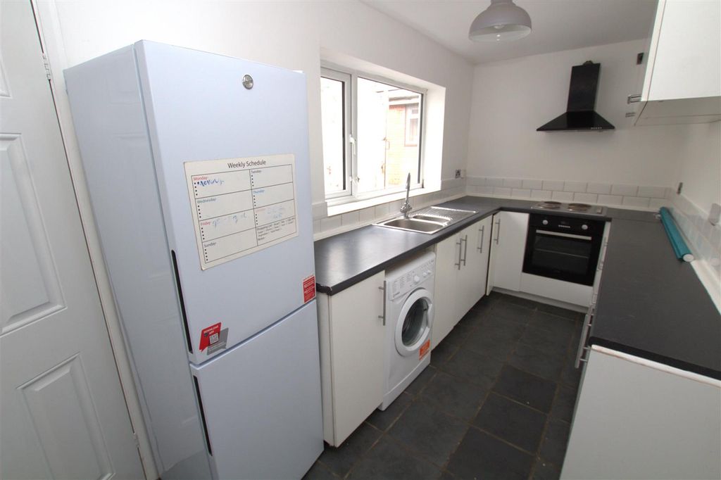 Property photo 3 of 9 Kitchen .Jpg