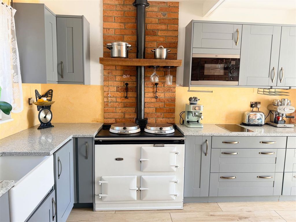 Property photo 3 of 19 Kitchen
