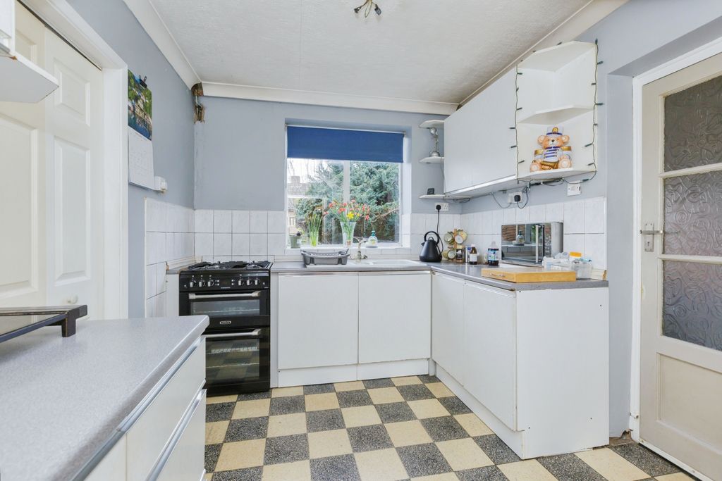 Property photo 3 of 17 Kitchen