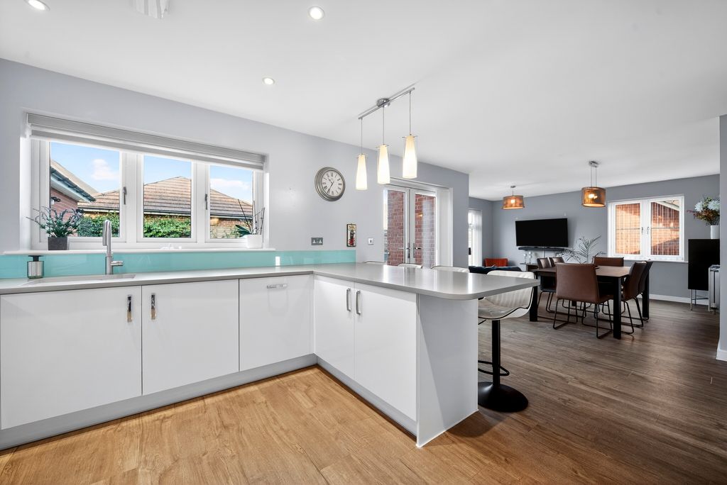 Property photo 3 of 19 Kitchen/Dining Room
