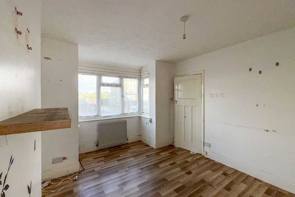 Property photo 2 of 18 12 Lea Road, Lake, Sandown, Isle Of Wight, Po36 9Hx