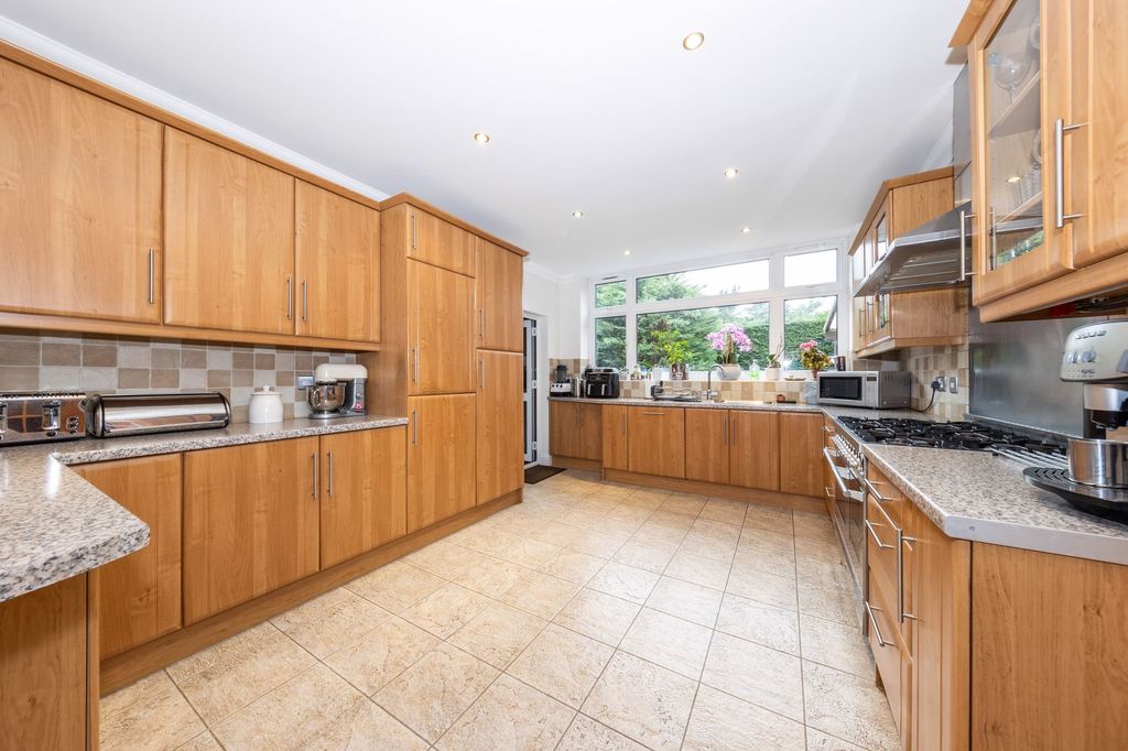 Property photo 2 of 28 Kitchen